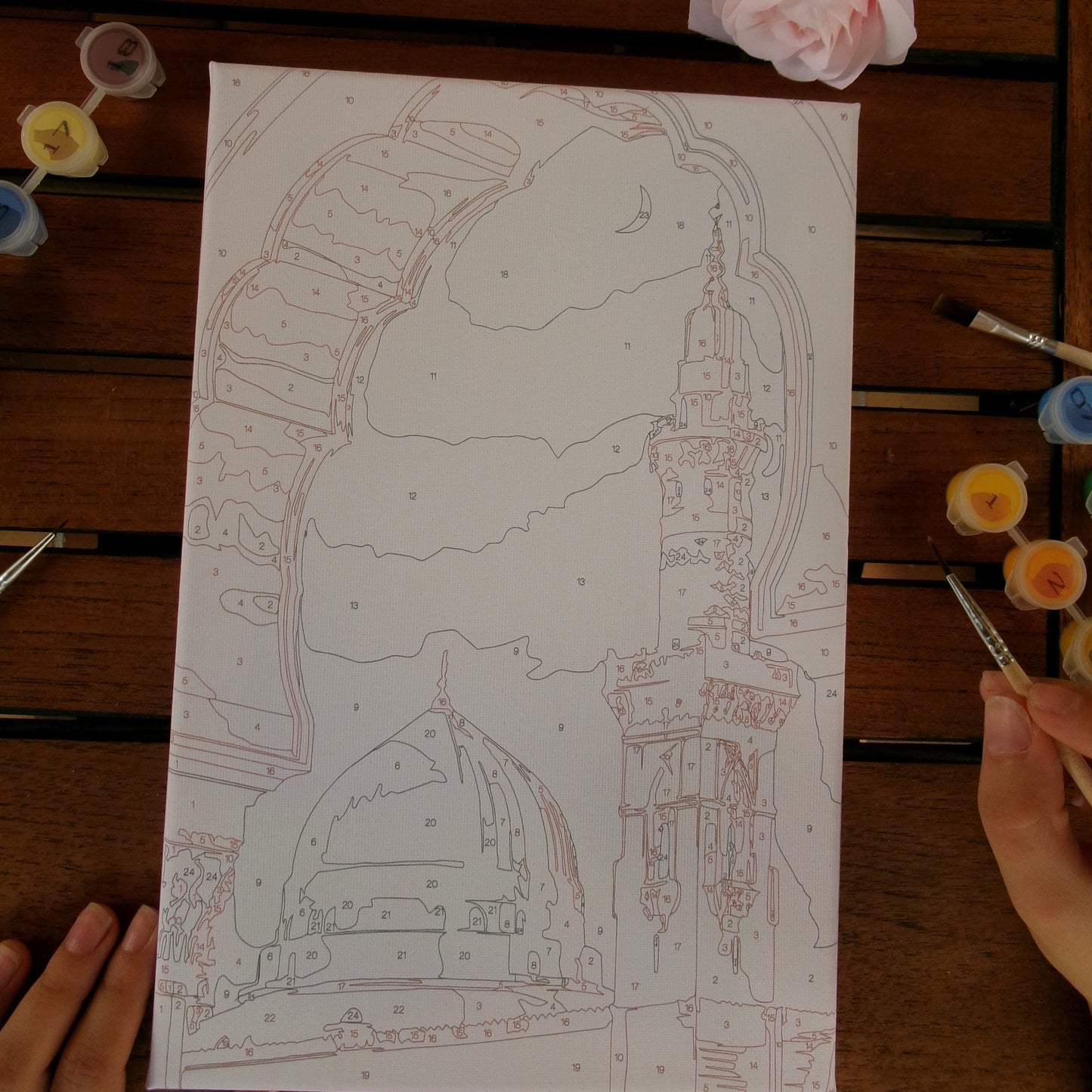 Kit de peinture par numéros Momena représentant le célèbre Dôme Vert de la mosquée de Médine sous un ciel apaisant.