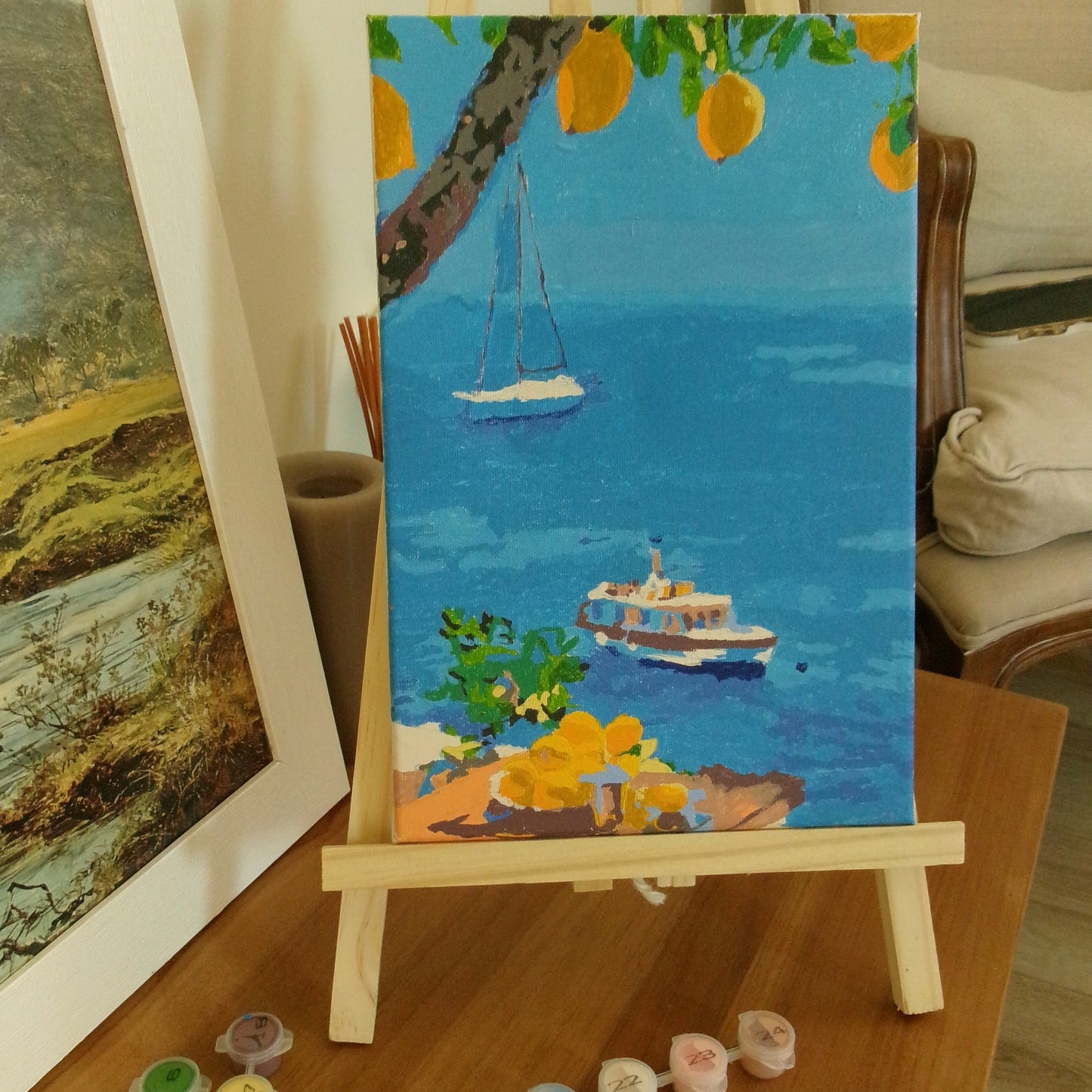 Kit de peinture par numéro Momena représentant un paysage méditerranéen avec un citronnier, la mer et des voiliers.