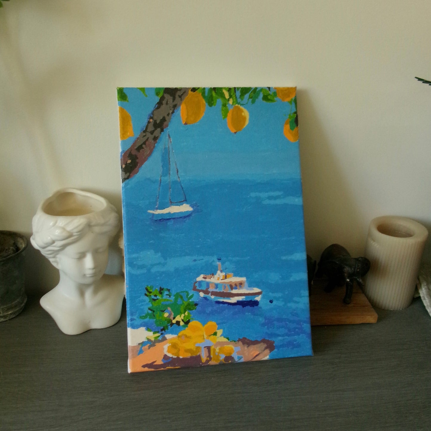 Photo du kit de peinture par numéro Momena représentant un paysage méditerranéen avec citronnier et mer.